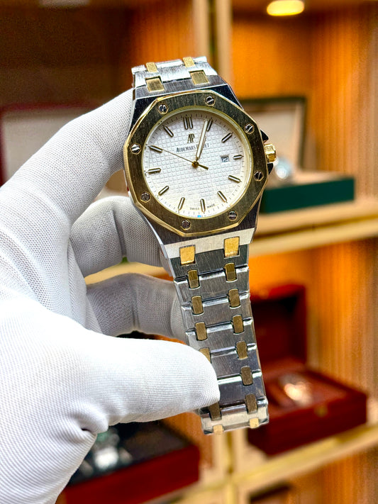A.P (Second copy) HIGH QUAILTY  Quartz movement  Date working Metal strap with butterfly lock Great quailty & finishing  QUANTITY AVAILABLE